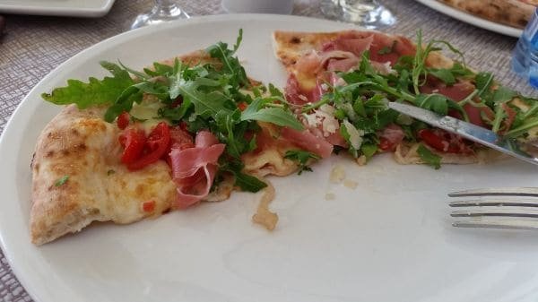 Pizza, fritti e pasticceria: giornata golosa a Napoli